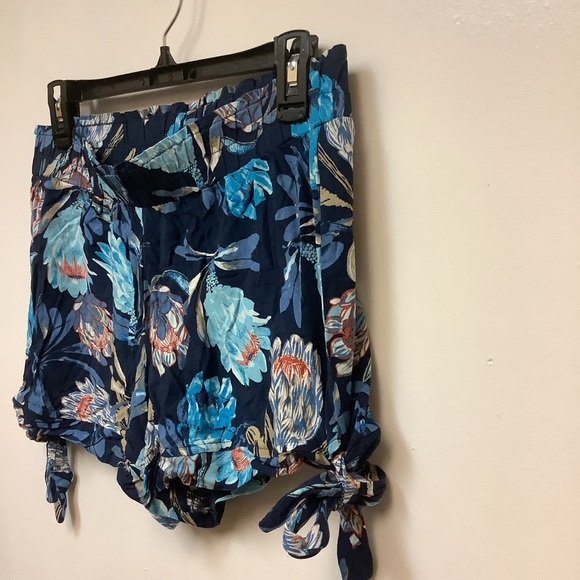 Gypsies & Moondust Brand, floral print rayon shorts, Size L. - Picture 2 of 7